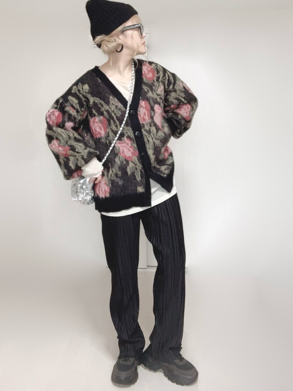 ブラック系のカーディガン/ボレロ、ホワイト系のTシャツ/カットソー、シルバー系のショルダーバッグを着用したレディースの冬コーディネートの2枚目の写真