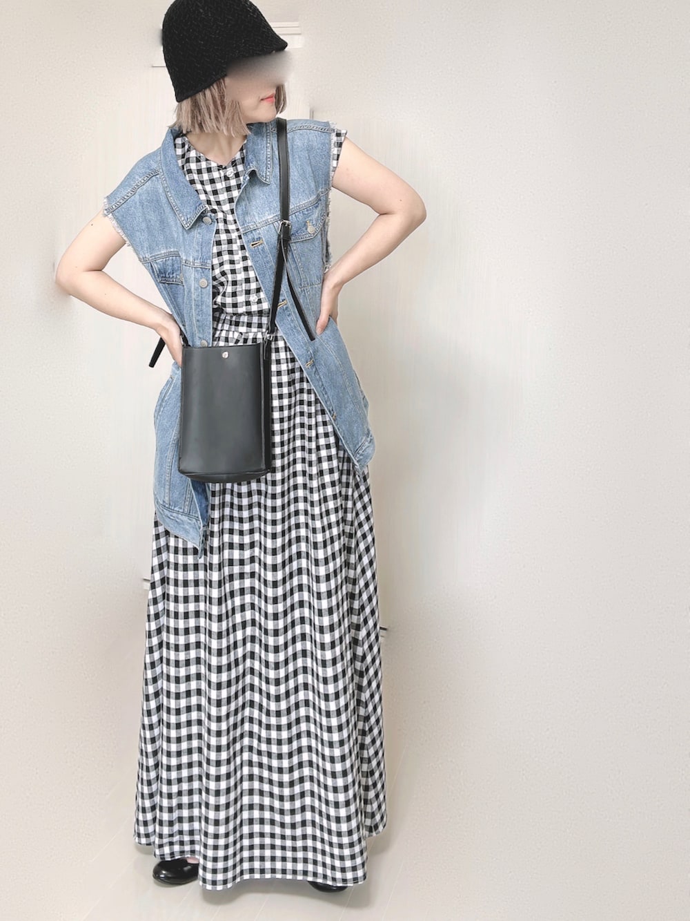 その他のワンピース、ブルー系のベスト、ブラック系のショルダーバッグを着用したレディースの夏コーディネートの4枚目の写真