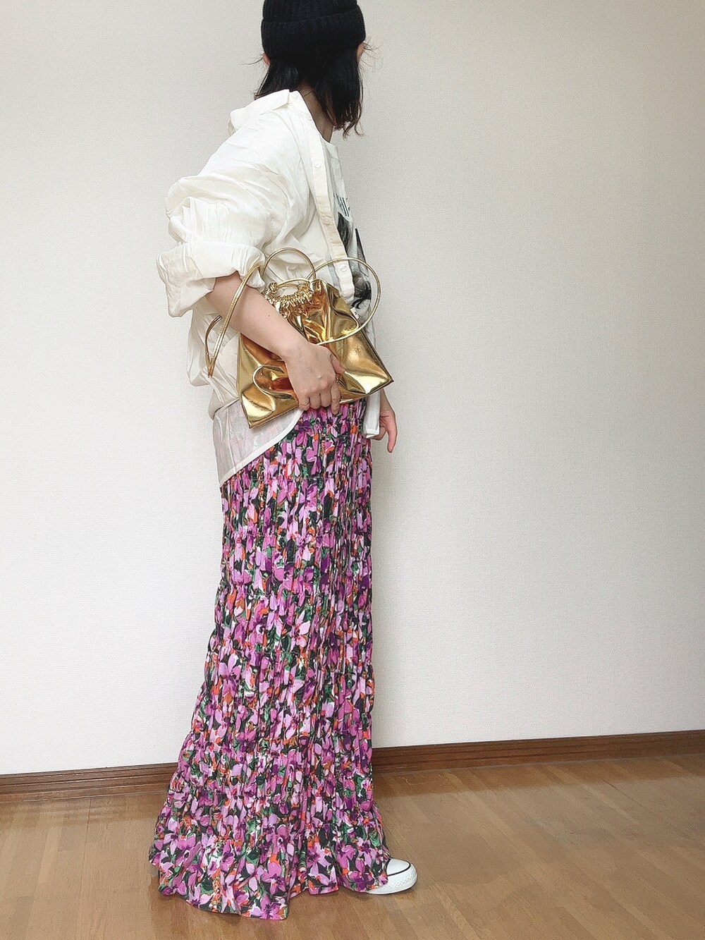 ホワイト系のシャツ/ブラウス、ホワイト系のTシャツ/カットソー、パープル系のスカートを着用したレディースの夏コーディネートの3枚目の写真