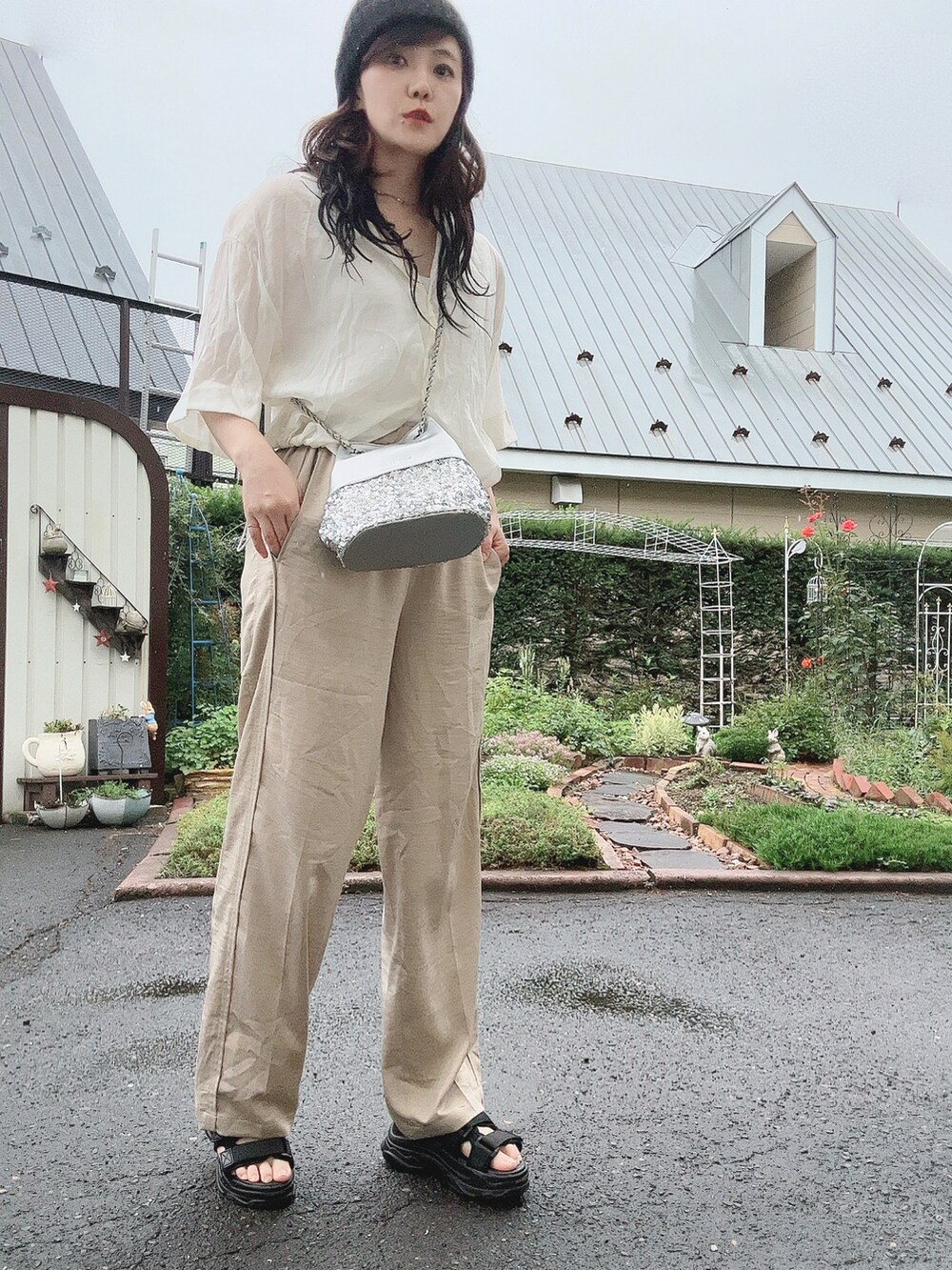 ホワイト系のシャツ/ブラウス、ベージュ系のその他パンツ、シルバー系のショルダーバッグを着用したレディースの夏コーディネートの4枚目の写真