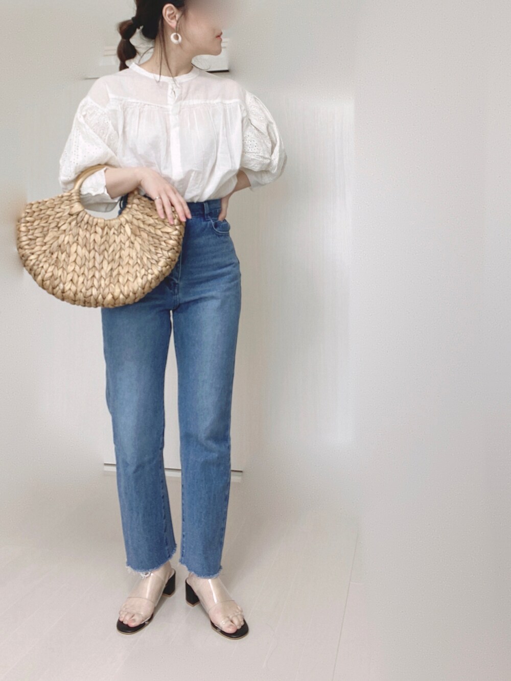 ホワイト系のシャツ/ブラウス、ブルー系のデニムパンツ、ベージュ系のかごバッグを着用したレディースの春コーディネートの4枚目の写真