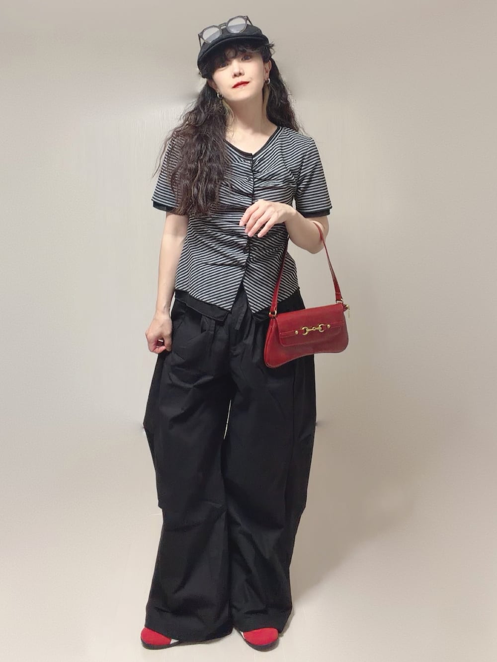 グレー系のTシャツ/カットソー、ブラック系のその他パンツを着用したレディースの夏コーディネートの4枚目の写真