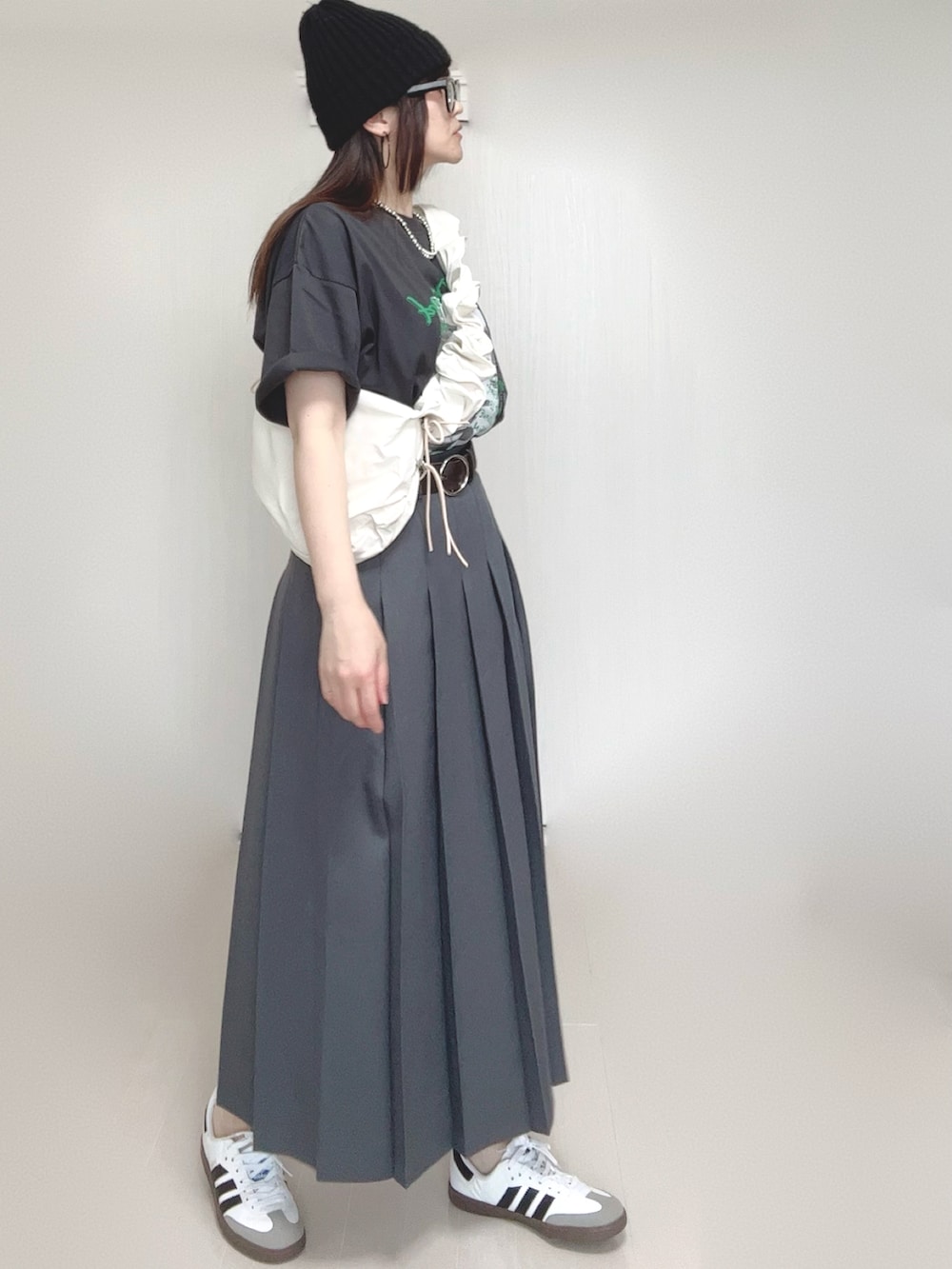 「PR、tiptop、tipコーデ、tiptop_pocket、フォトT、プリーツスカート、ウエストマーク、トートバッグ、ニット帽、adidas、メガネ女子、低身長」｜「tiptopのアソートフォトロゴBIGTシャツ（Tシャツ/カットソー、グレー系）」を使った、Ⓜ︎さん（骨格ウェーブ・レディース・152cm）の夏コーディネートの2枚目の写真