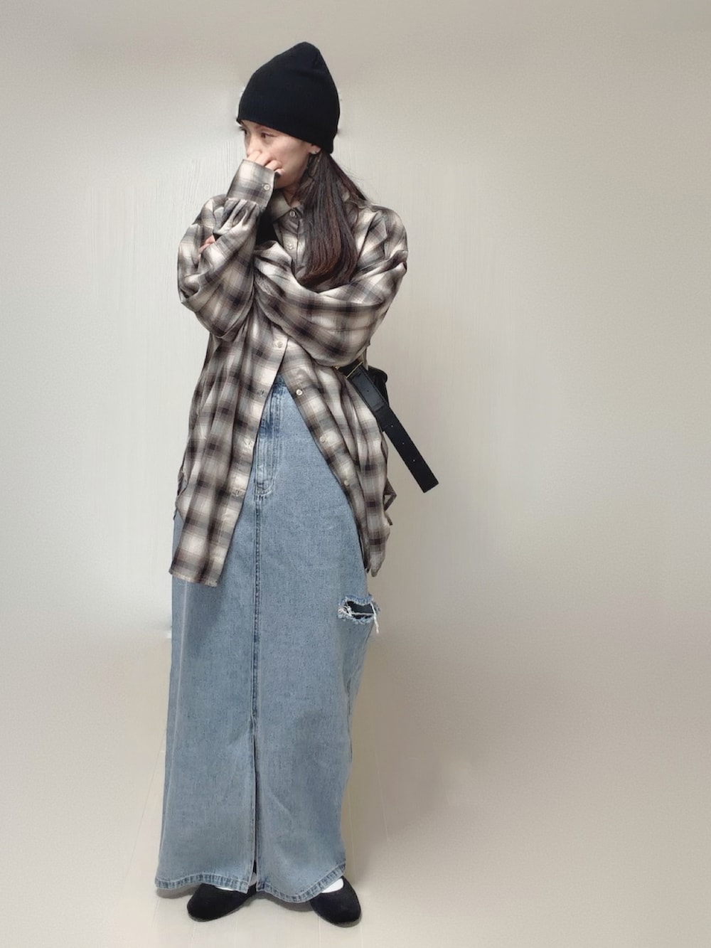 ベージュ系のシャツ/ブラウス、ブラック系のバレエシューズ、ブラック系のニットキャップ/ビーニーを着用したレディースの秋コーディネートの3枚目の写真