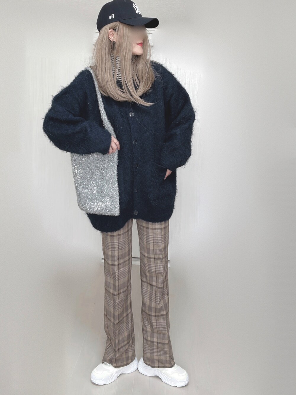 ブルー系のカーディガン/ボレロ、ホワイト系のTシャツ/カットソー、ベージュ系のその他パンツを着用したレディースの秋コーディネートの4枚目の写真