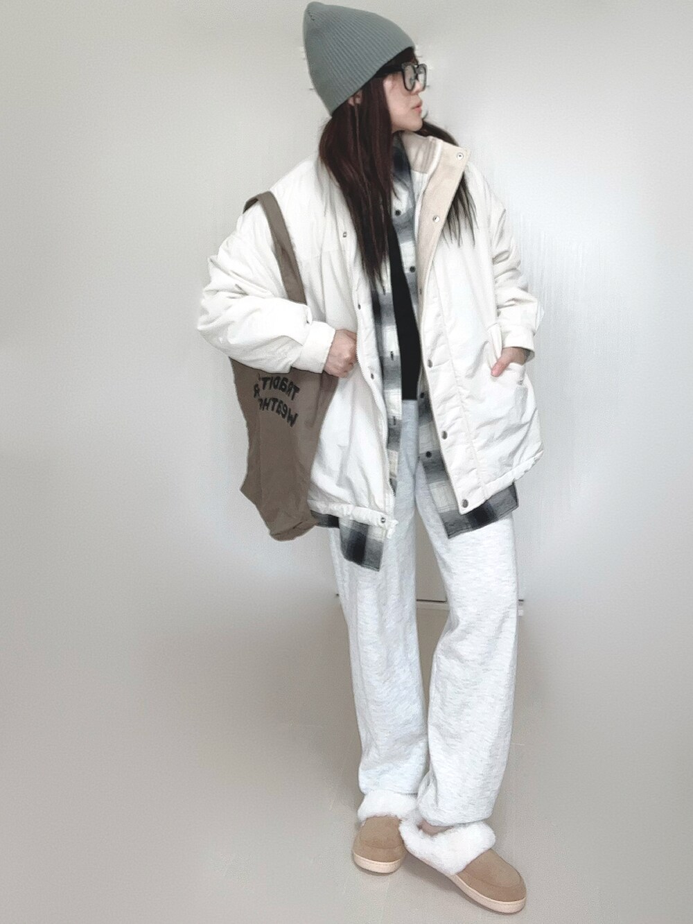 ホワイト系のブルゾン、ホワイト系のシャツ/ブラウス、ブラウン系のトートバッグを着用したレディースの秋コーディネートの2枚目の写真