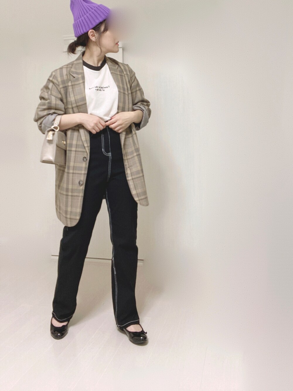 ベージュ系のテーラードジャケット、ベージュ系のショルダーバッグ、ブラック系のバレエシューズを着用したレディースの夏コーディネートの2枚目の写真