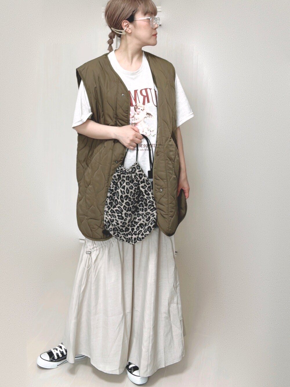 その他のエコバッグ/サブバッグ、ブラック系のスニーカーを着用したレディースの夏コーディネートの5枚目の写真