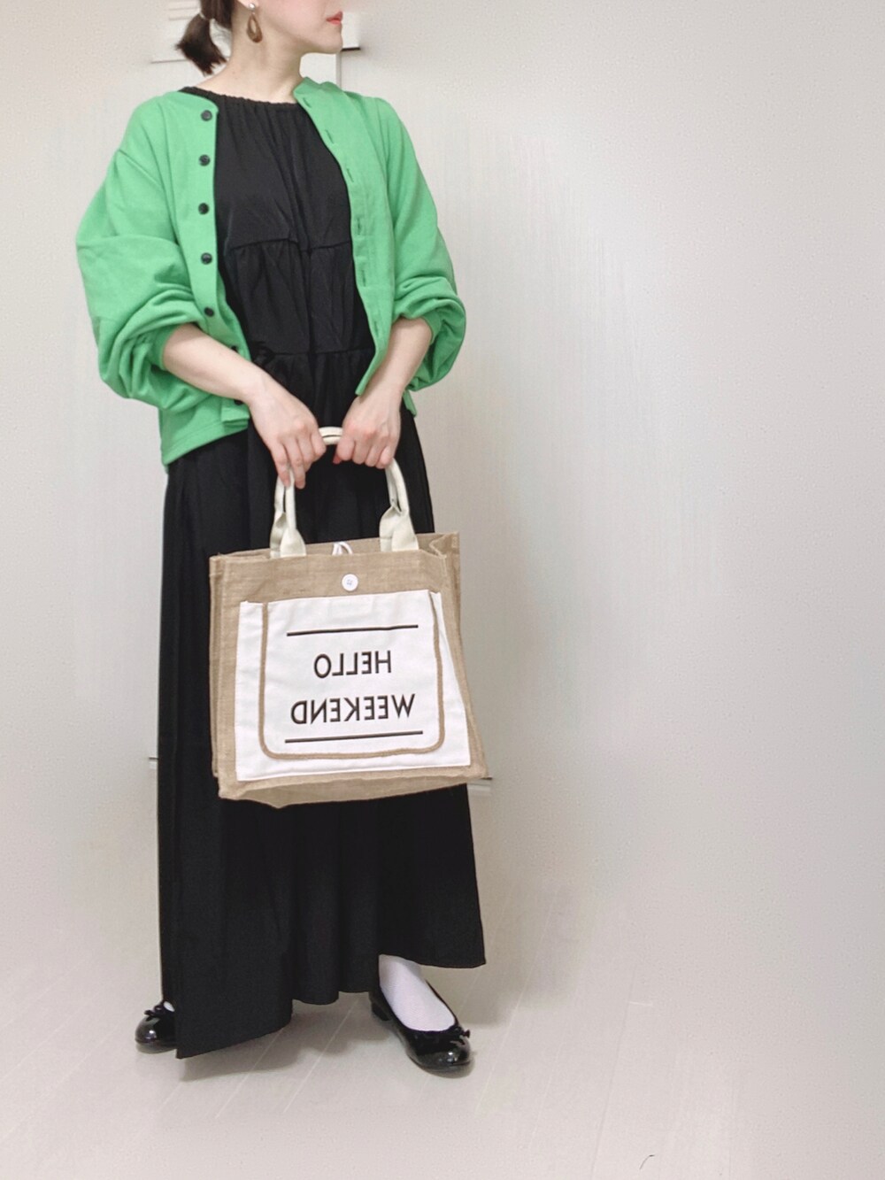 ブラック系のワンピース、ブラック系のカーディガン/ボレロ、ホワイト系のかごバッグを着用したレディースの夏コーディネートの2枚目の写真