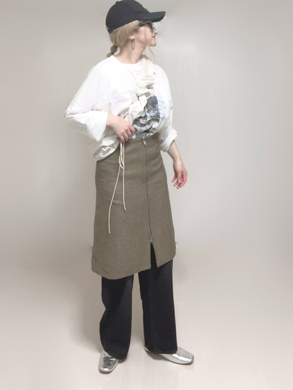 ホワイト系のTシャツ/カットソー、ブラウン系のベスト、ホワイト系のショルダーバッグを着用したレディースの春コーディネートの2枚目の写真