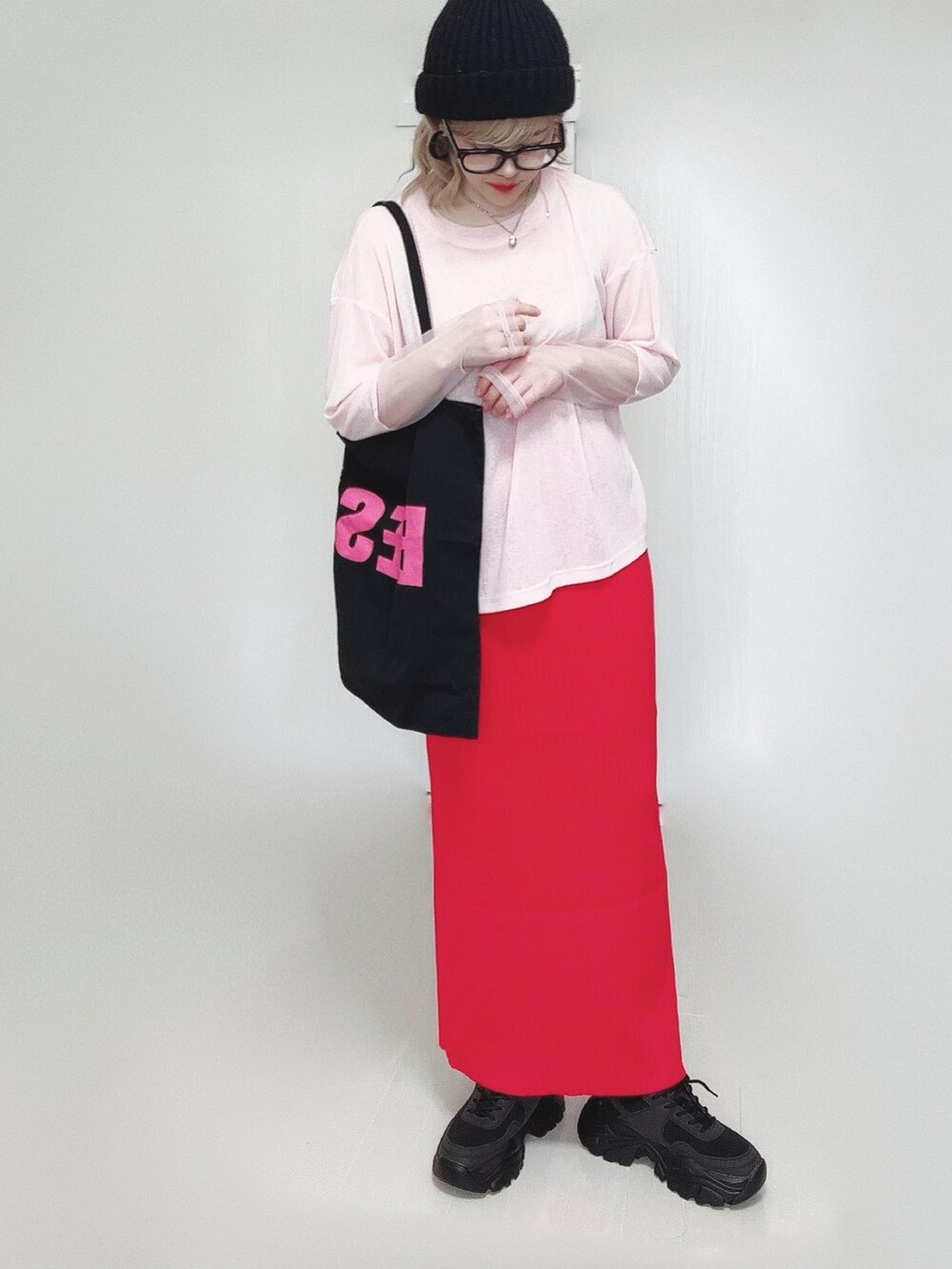 ピンク系のTシャツ/カットソー、ブラック系のトートバッグ、レッド系のスカートを着用したレディースの春コーディネートの5枚目の写真