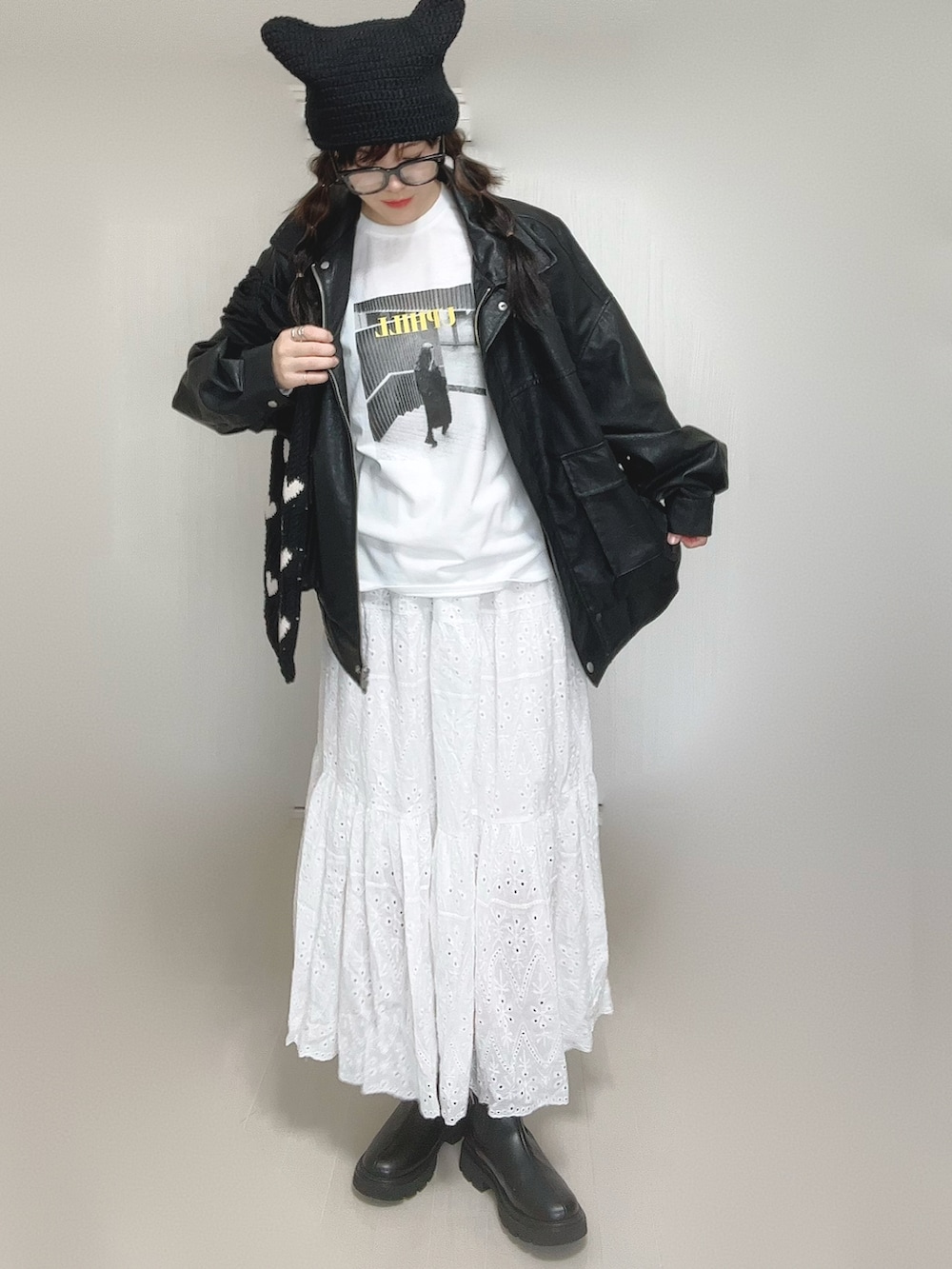 ブラック系のブーツ、ブラック系のブルゾン、ホワイト系のTシャツ/カットソーを着用したレディースの秋コーディネートの5枚目の写真