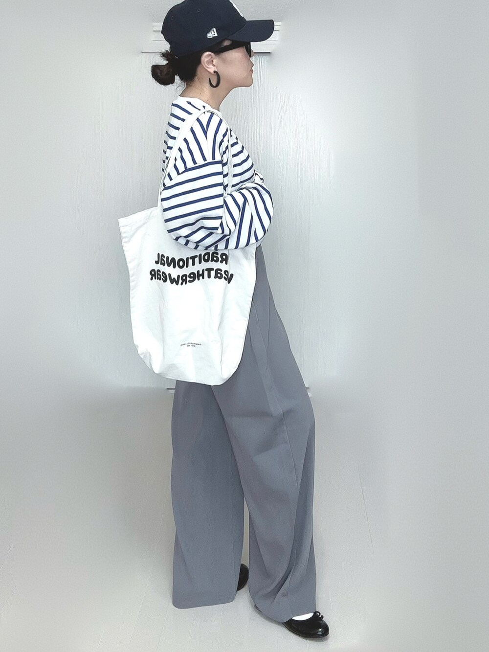 グレー系のその他パンツ、ホワイト系のトートバッグ、ブラック系のバレエシューズを着用したレディースの春コーディネートの2枚目の写真