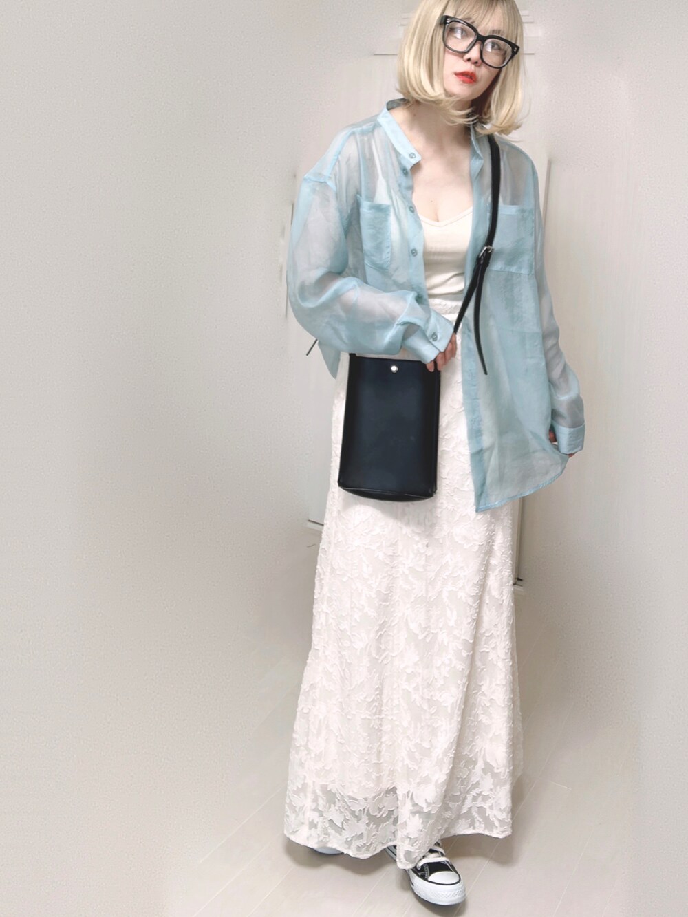 ブルー系のシャツ/ブラウス、ホワイト系のキャミソール、ブラック系のショルダーバッグを着用したレディースの夏コーディネートの3枚目の写真