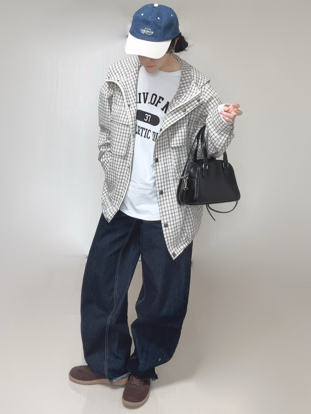 ホワイト系のTシャツ/カットソー、ブラック系のボストンバッグ、ホワイト系のパーカーを着用したレディースの春コーディネートの5枚目の写真