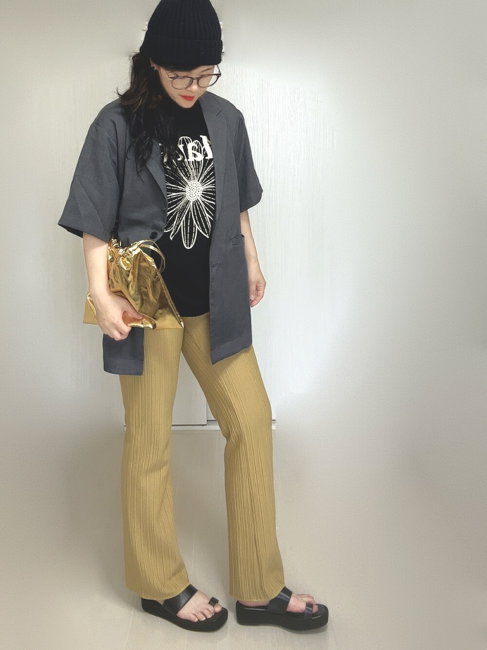 グレー系のテーラードジャケット、ブラック系のTシャツ/カットソー、ゴールド系のショルダーバッグを着用したレディースの夏コーディネートの2枚目の写真
