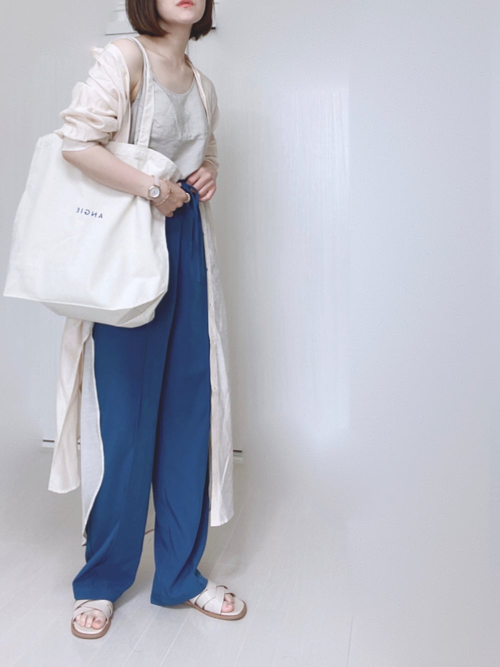 「Fossil、フォッシル、sakishimatokyo、ANGIE VINTAGE、ANGIE、notch.、welleg、ウェレッグ、menue、シャツワンピ、イージーパンツ、ブレスレット、編み込みサンダル、トートバッグ、大人カジュアル」｜「ANGIEの【UNITED ATHLE】ANGIEロゴトートバック（トートバッグ、ホワイト系）」を使った、Ⓜ︎さん（レディース・152cm）の夏コーディネートの3枚目の写真