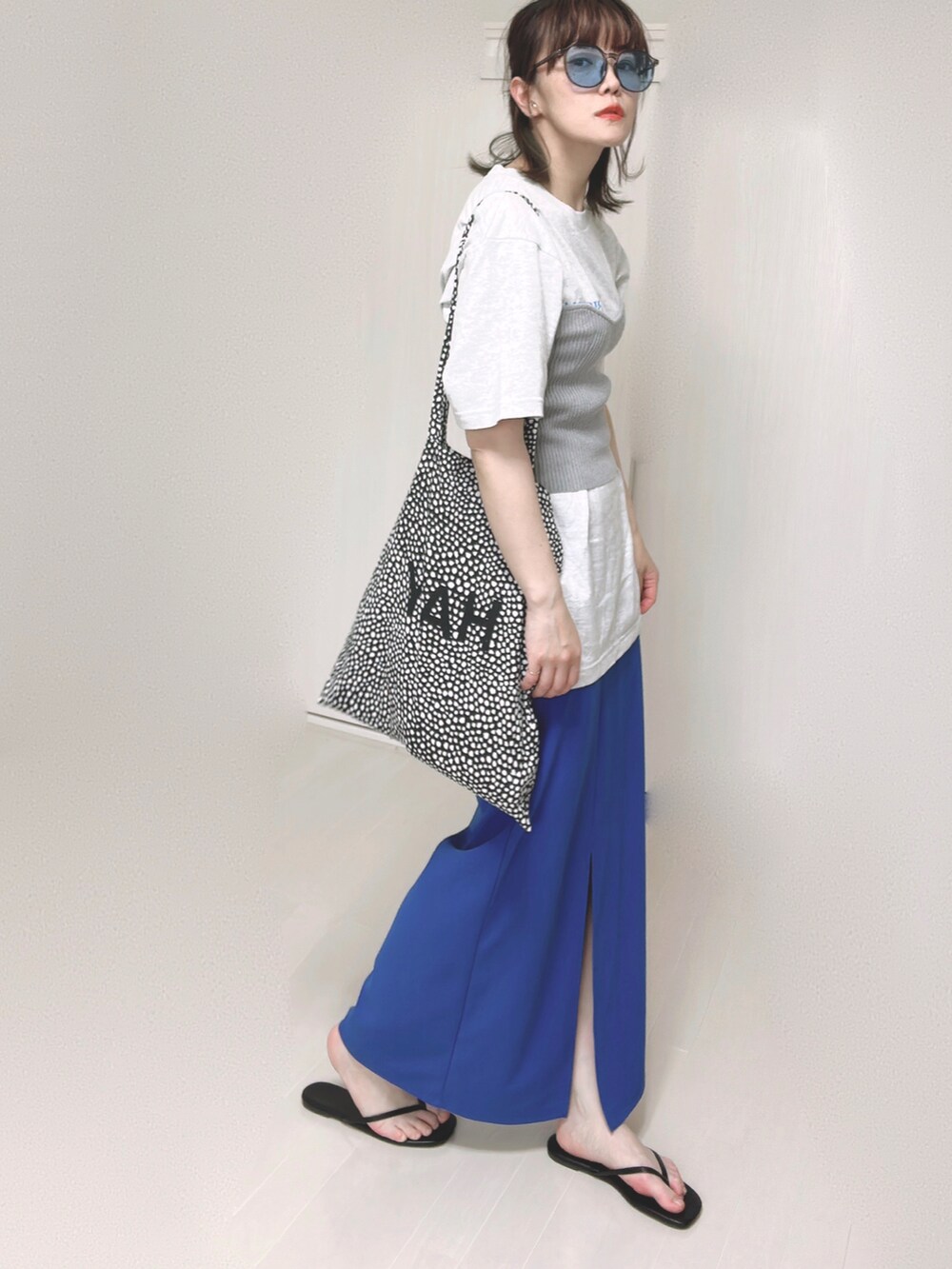 ベージュ系のTシャツ/カットソー、グレー系のチューブトップ、ブルー系のスカートを着用したレディースの夏コーディネートの2枚目の写真