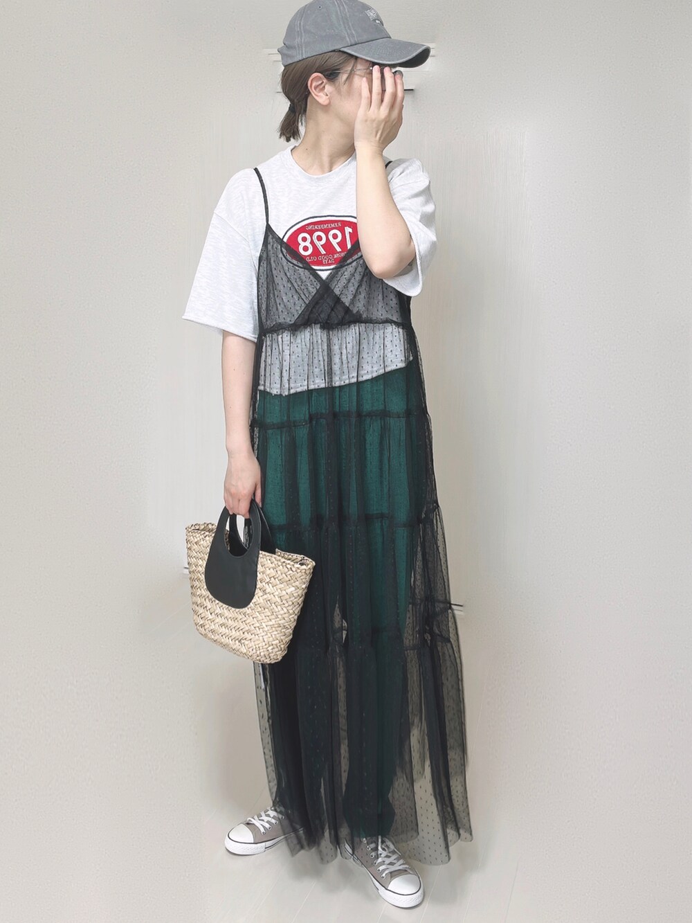 グリーン系のその他パンツを着用したレディースの夏コーディネートの3枚目の写真