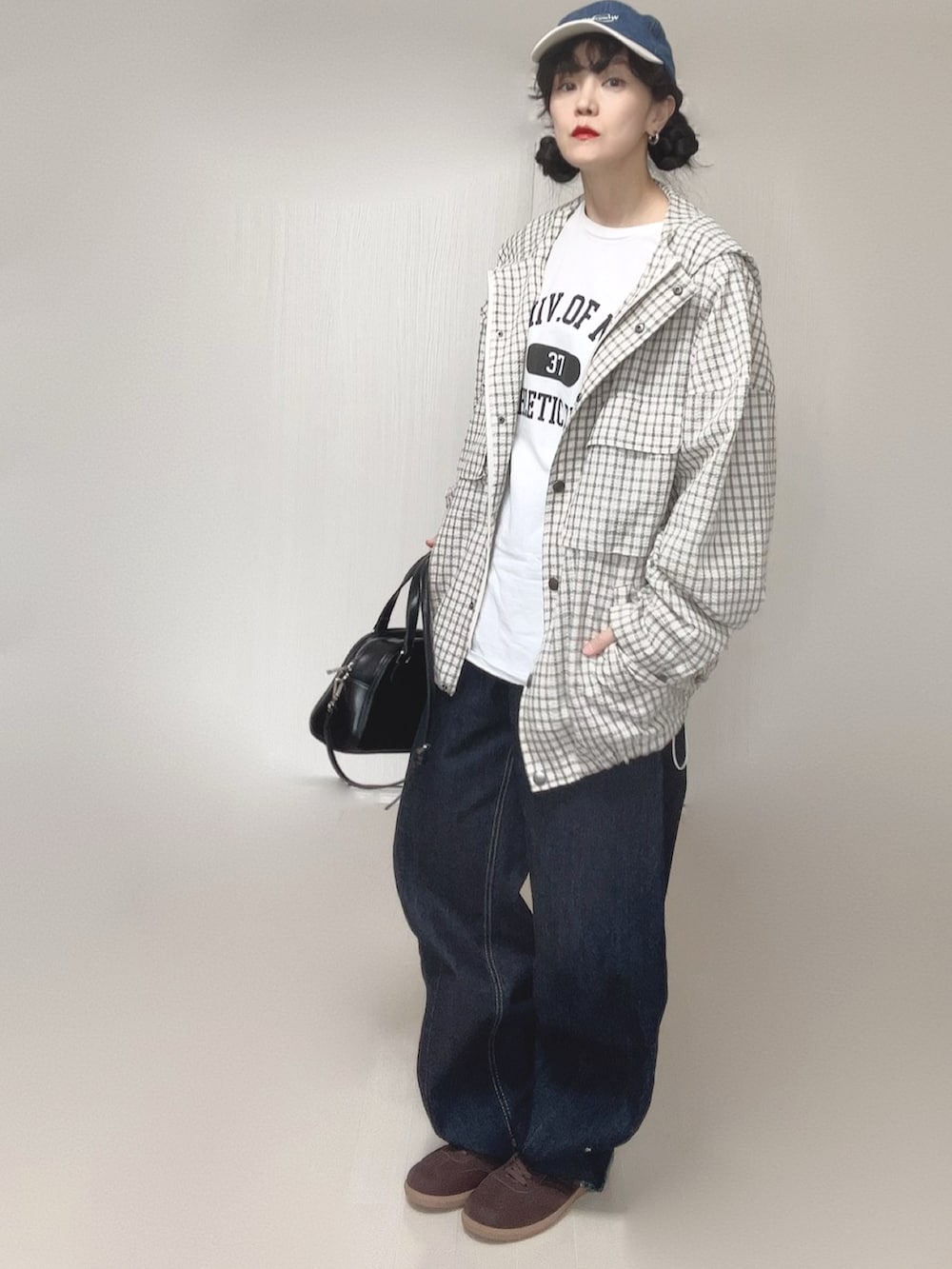 ホワイト系のTシャツ/カットソー、ブラック系のボストンバッグ、ホワイト系のパーカーを着用したレディースの春コーディネートの2枚目の写真