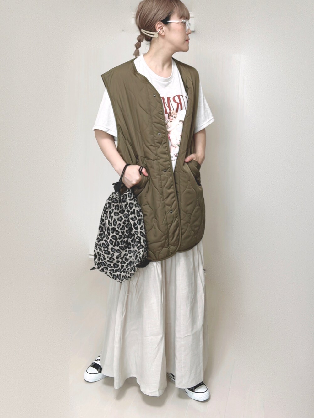 その他のエコバッグ/サブバッグ、ブラック系のスニーカーを着用したレディースの夏コーディネートの3枚目の写真