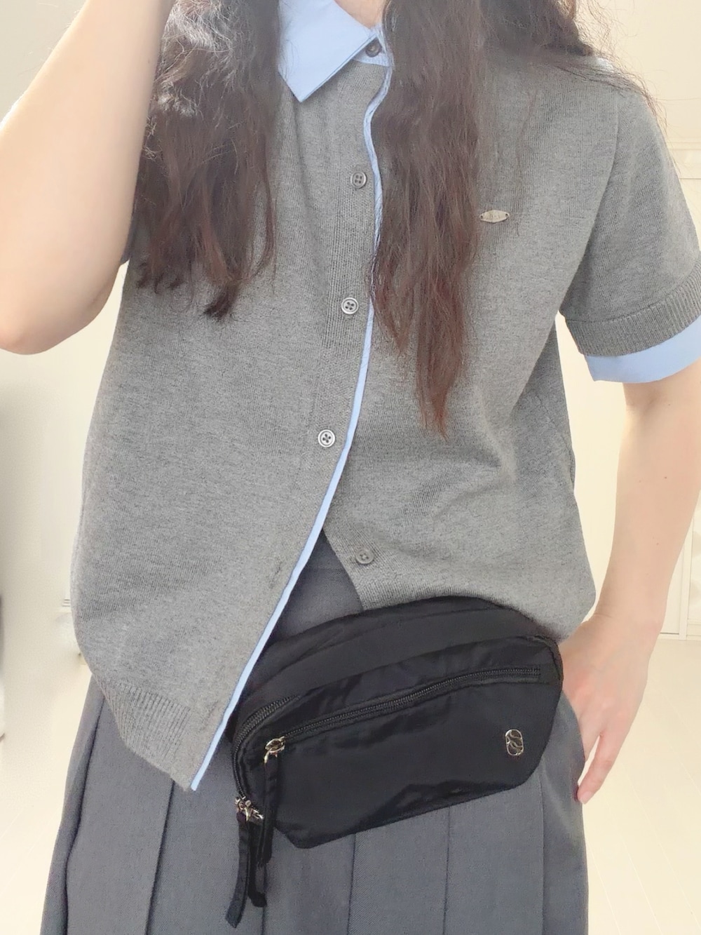 グレー系のカーディガン/ボレロ、ブラック系のボディバッグ/ウエストポーチ、ブラック系のバレエシューズを着用したレディースの夏コーディネートの3枚目の写真