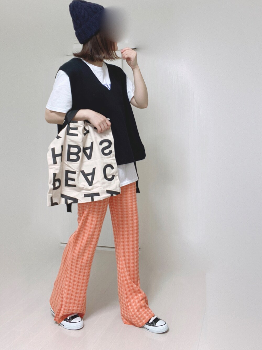 オレンジ系のその他パンツ、ホワイト系のTシャツ/カットソー、ブラック系のベストを着用したレディースの夏コーディネートの4枚目の写真