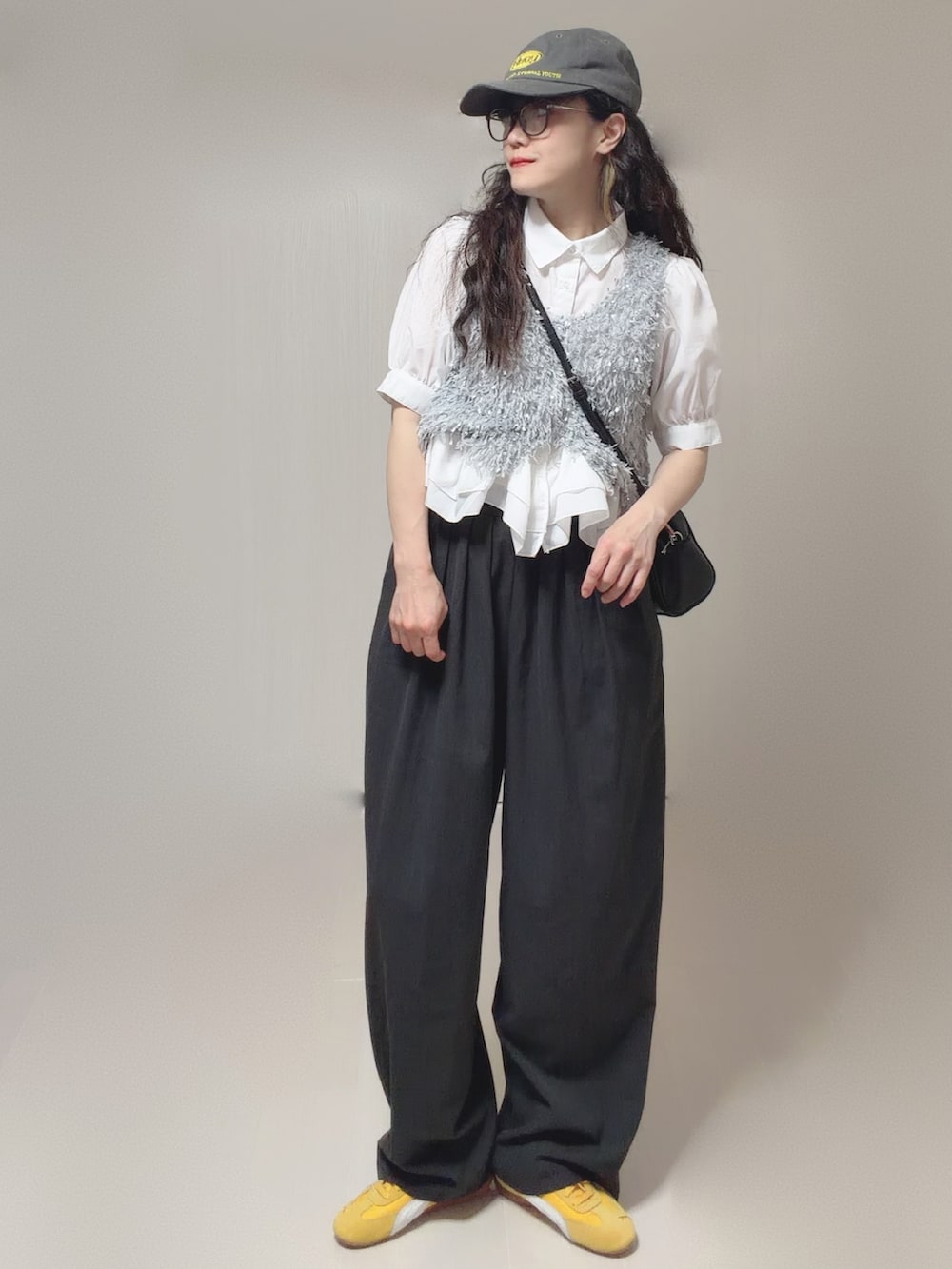ホワイト系のシャツ/ブラウス、グレー系のベスト、グレー系のスラックスを着用したレディースの夏コーディネートの2枚目の写真