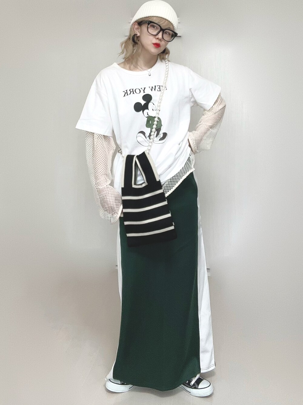 ホワイト系のTシャツ/カットソー、その他のトートバッグ、グリーン系のスカートを着用したレディースの春コーディネートの4枚目の写真