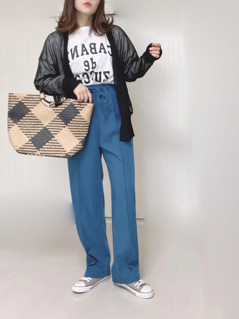 ブルー系のその他パンツ、ブラック系のカーディガン/ボレロ、ホワイト系のTシャツ/カットソーを着用したレディースの春コーディネートの4枚目の写真