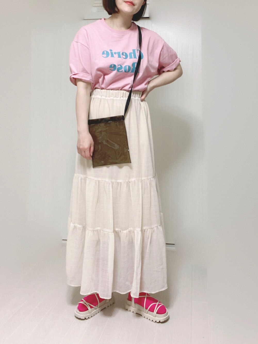 ピンク系のTシャツ/カットソー、ホワイト系のサンダル、ホワイト系のスカートを着用したレディースの夏コーディネートの3枚目の写真