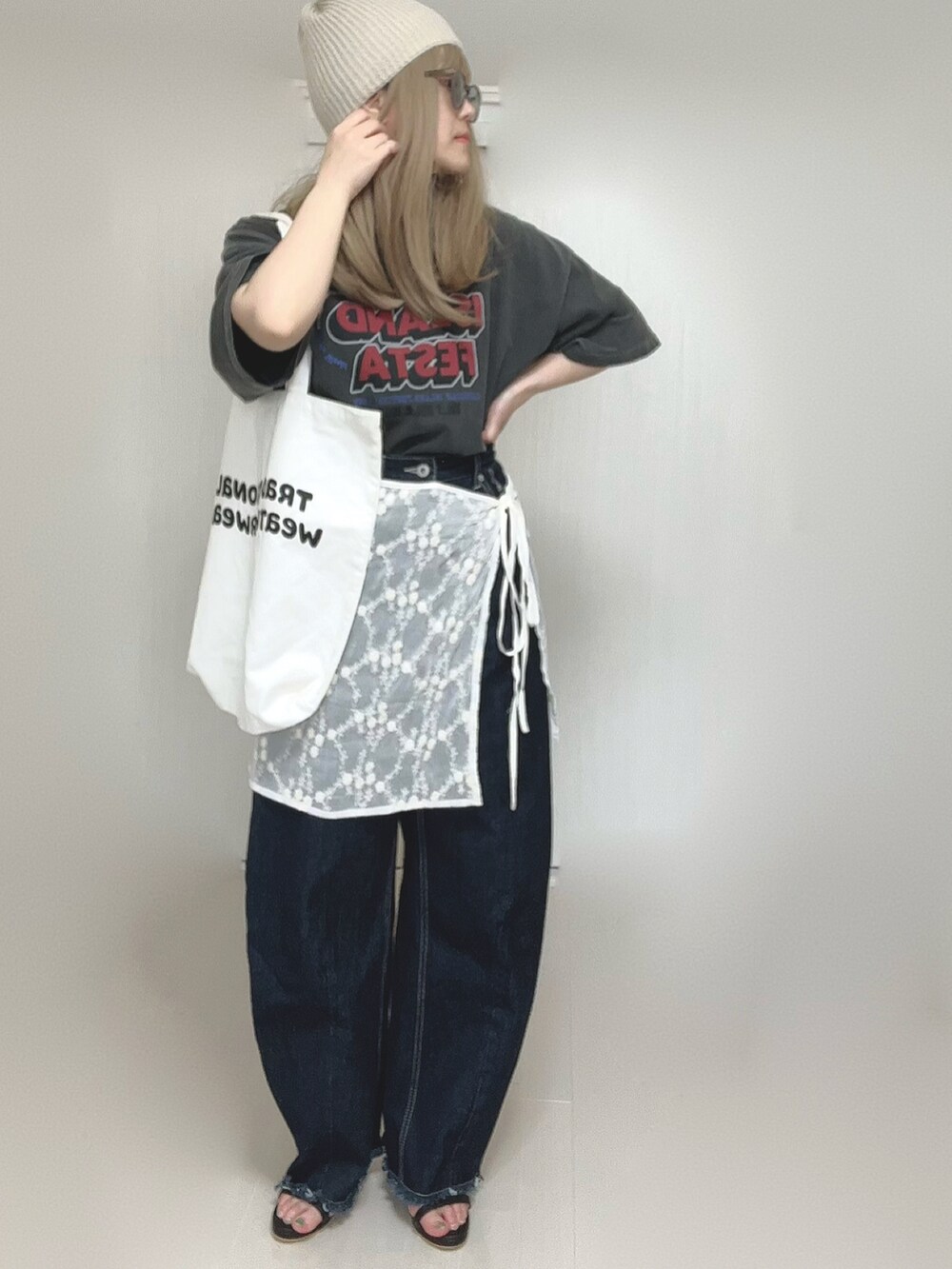 グレー系のTシャツ/カットソー、ホワイト系のトートバッグ、ブラック系のサンダルを着用したレディースの春コーディネートの4枚目の写真