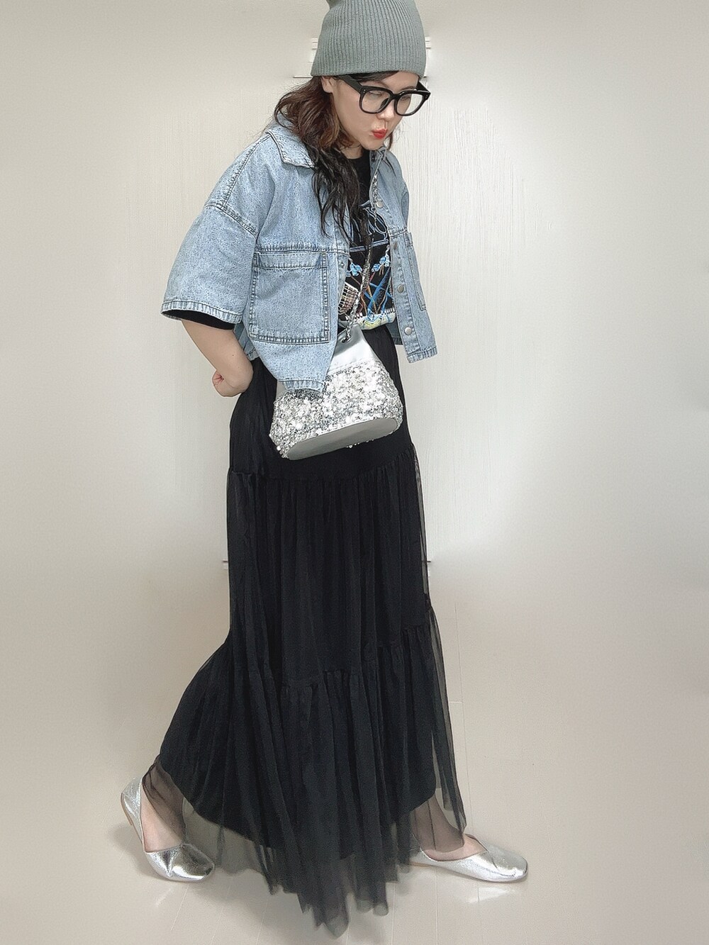 ブラック系のスカート、ブルー系のシャツ/ブラウス、ブラック系のTシャツ/カットソーを着用したレディースの夏コーディネートの5枚目の写真