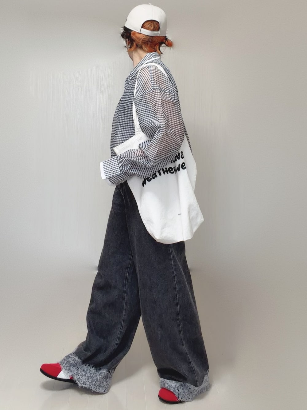 ホワイト系のシャツ/ブラウス、ブラック系のデニムパンツ、ホワイト系のトートバッグを着用したレディースの夏コーディネートの4枚目の写真
