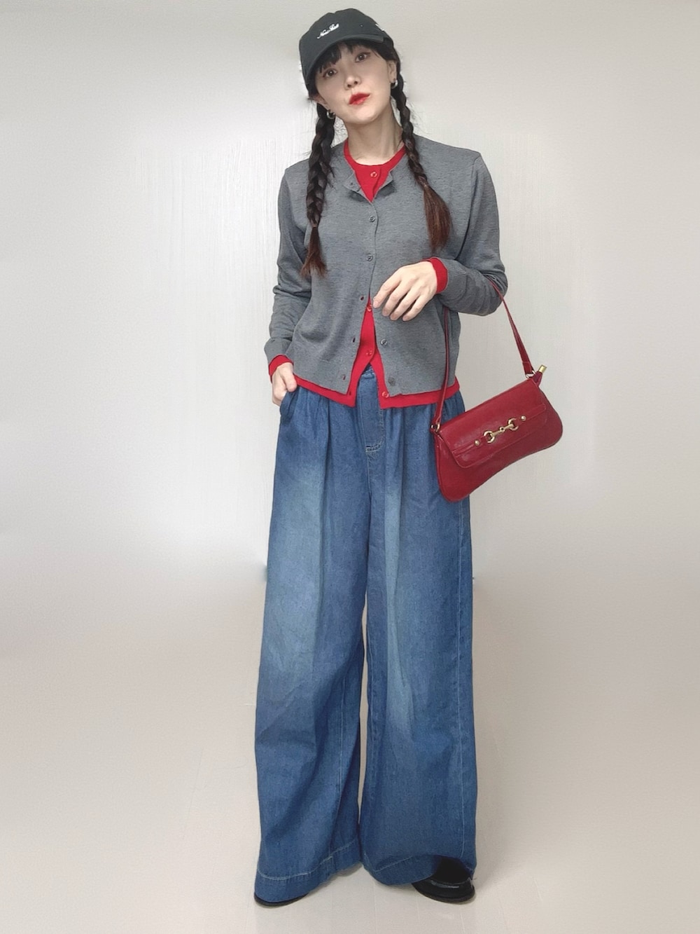 グレー系のカーディガン/ボレロ、ブラック系のローファー、ブルー系のデニムパンツを着用したレディースの春コーディネートの4枚目の写真