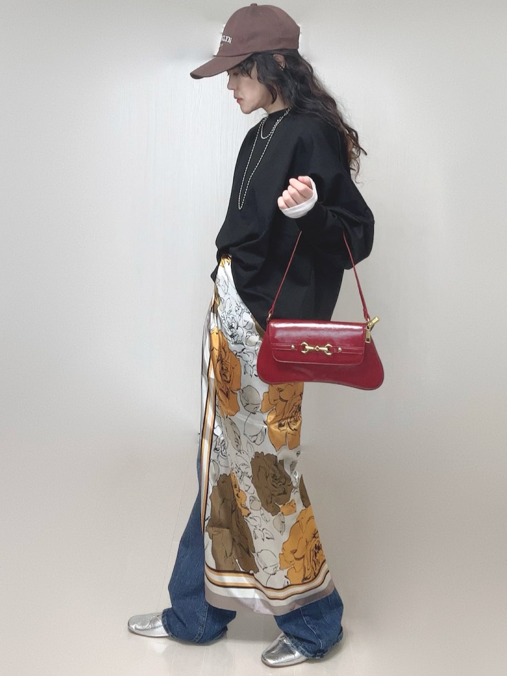 ブラック系のスウェット、ホワイト系のトートバッグ、シルバー系のパンプスを着用したレディースの春コーディネートの4枚目の写真