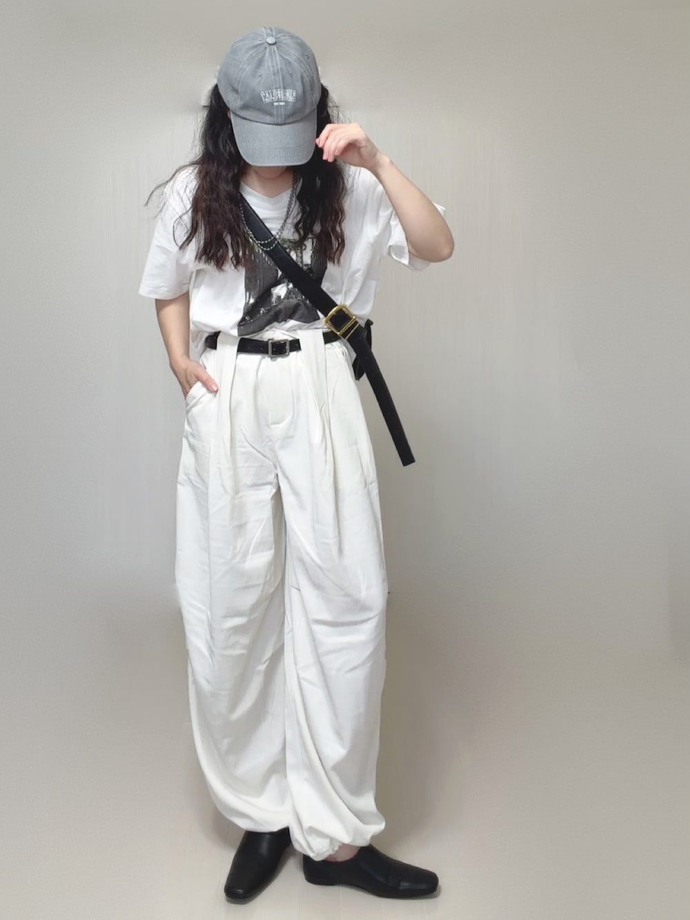 ホワイト系のTシャツ/カットソー、ホワイト系のその他パンツ、ブラック系のスリッポンを着用したレディースの夏コーディネートの3枚目の写真