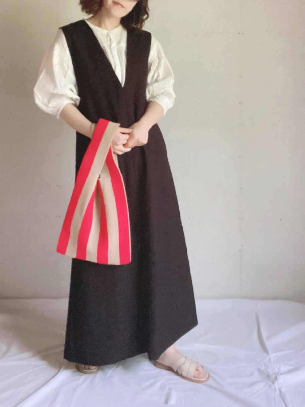 ブラック系のワンピース、ホワイト系のシャツ/ブラウス、ホワイト系のサンダルを着用したレディースの夏コーディネートの5枚目の写真