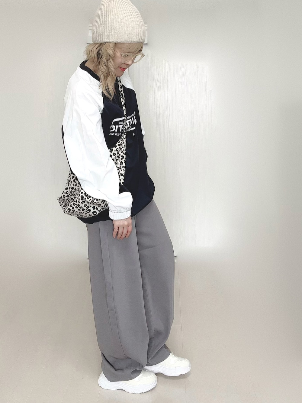 グレー系のその他パンツ、ホワイト系のスニーカー、ホワイト系のトートバッグを着用したレディースの春コーディネートの2枚目の写真