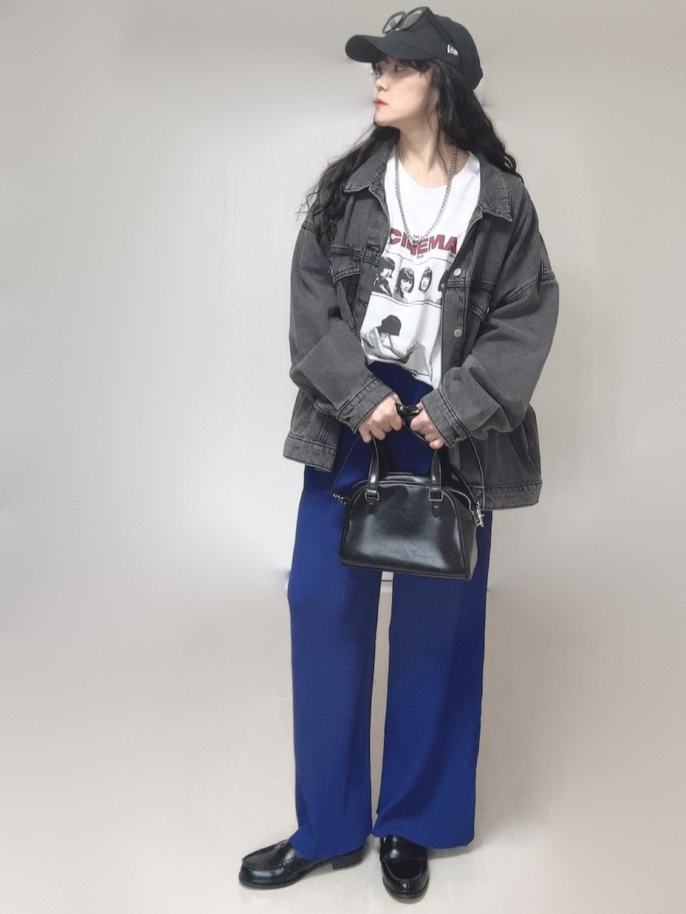ホワイト系のTシャツ/カットソー、ブラック系のデニムジャケット、ブルー系のその他パンツを着用したレディースの春コーディネートの5枚目の写真