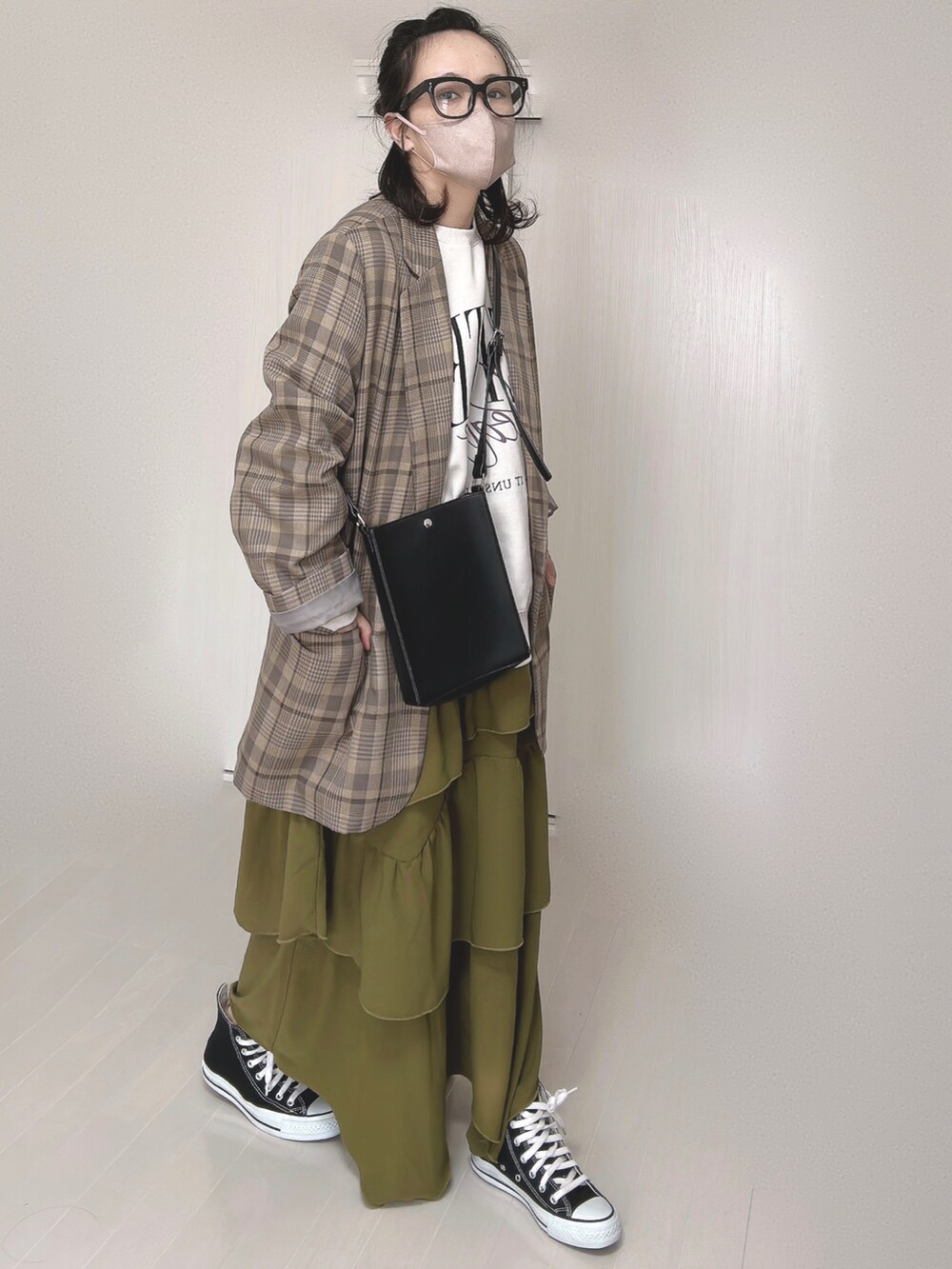 ベージュ系のテーラードジャケット、ブラック系のショルダーバッグ、ブラック系のスニーカーを着用したレディースの春コーディネートの4枚目の写真