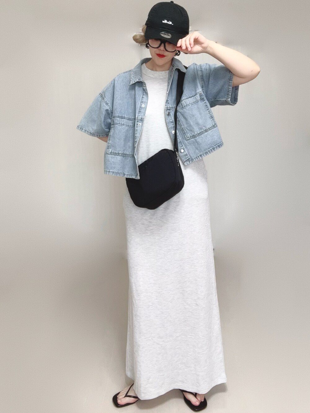 ブルー系のシャツ/ブラウス、グレー系のワンピース、シルバー系のパンプスを着用したレディースの夏コーディネートの2枚目の写真