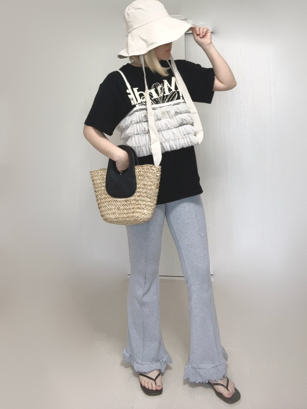 グレー系のその他パンツ、ブラック系のTシャツ/カットソー、ブラック系のサンダルを着用したレディースの夏コーディネートの2枚目の写真