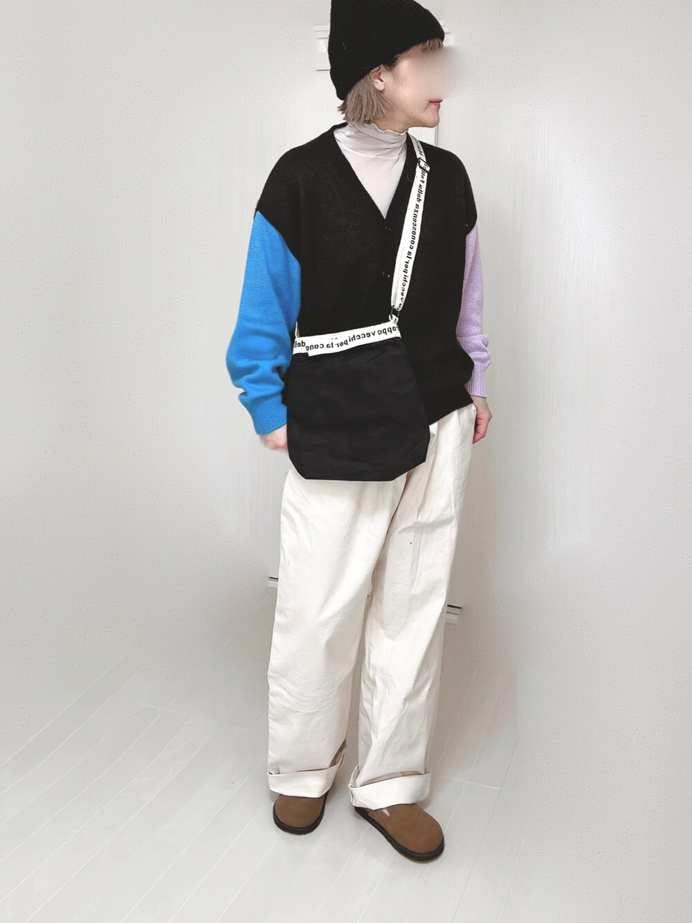 ホワイト系のその他パンツ、ブラック系のカーディガン/ボレロ、ブラック系のショルダーバッグを着用したレディースの春コーディネートの3枚目の写真