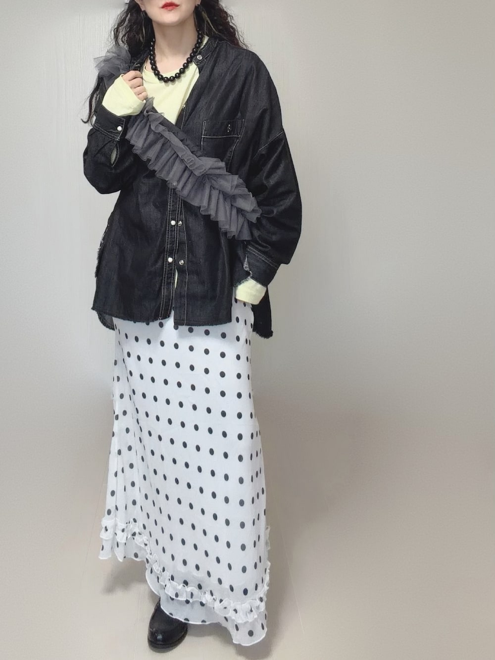 ブラック系のシャツ/ブラウス、イエロー系のTシャツ/カットソー、グレー系のショルダーバッグを着用したレディースの春コーディネートの3枚目の写真