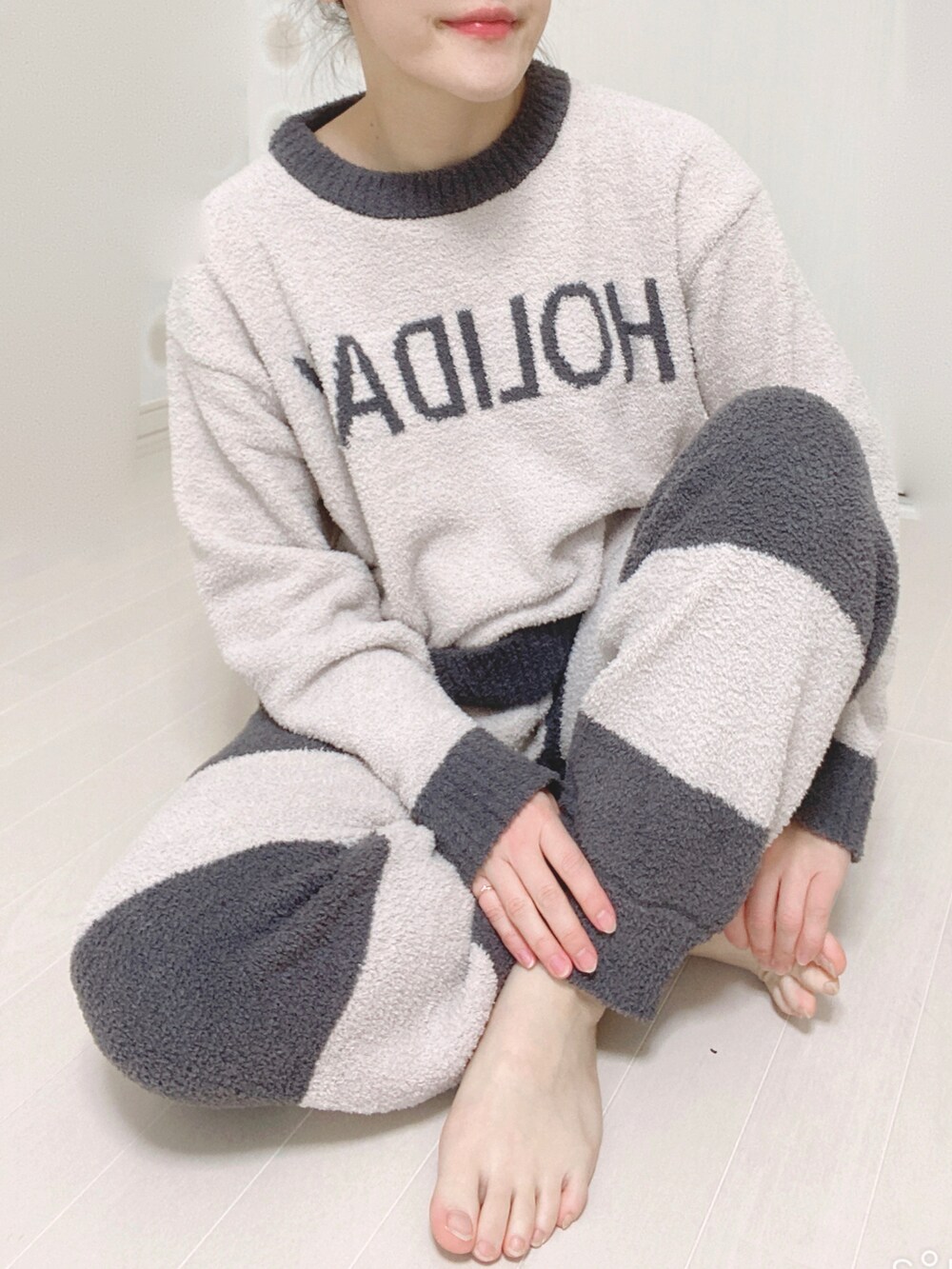 ベージュ系のルームウェア/パジャマを着用したレディースの秋コーディネートの4枚目の写真