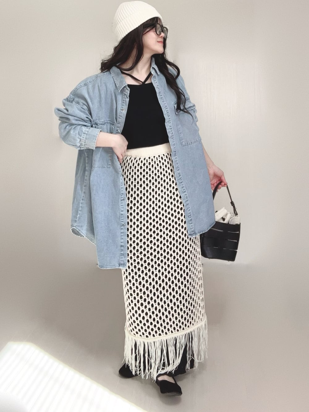 ブルー系のシャツ/ブラウス、ブラック系のキャミソール、ホワイト系のスカートを着用したレディースの春コーディネートの3枚目の写真