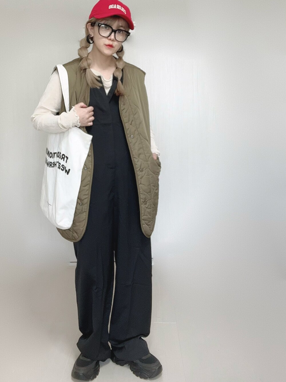ブラック系のつなぎ/オールインワン、ホワイト系のTシャツ/カットソー、ホワイト系のトートバッグを着用したレディースの秋コーディネートの5枚目の写真