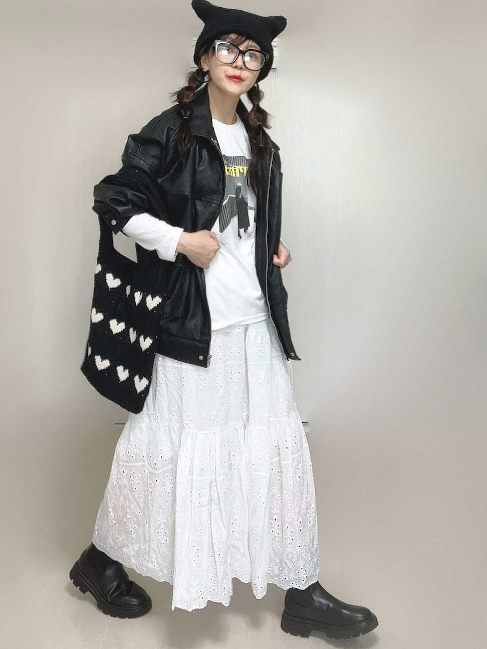 ブラック系のブーツ、ブラック系のブルゾン、ホワイト系のTシャツ/カットソーを着用したレディースの秋コーディネートの2枚目の写真