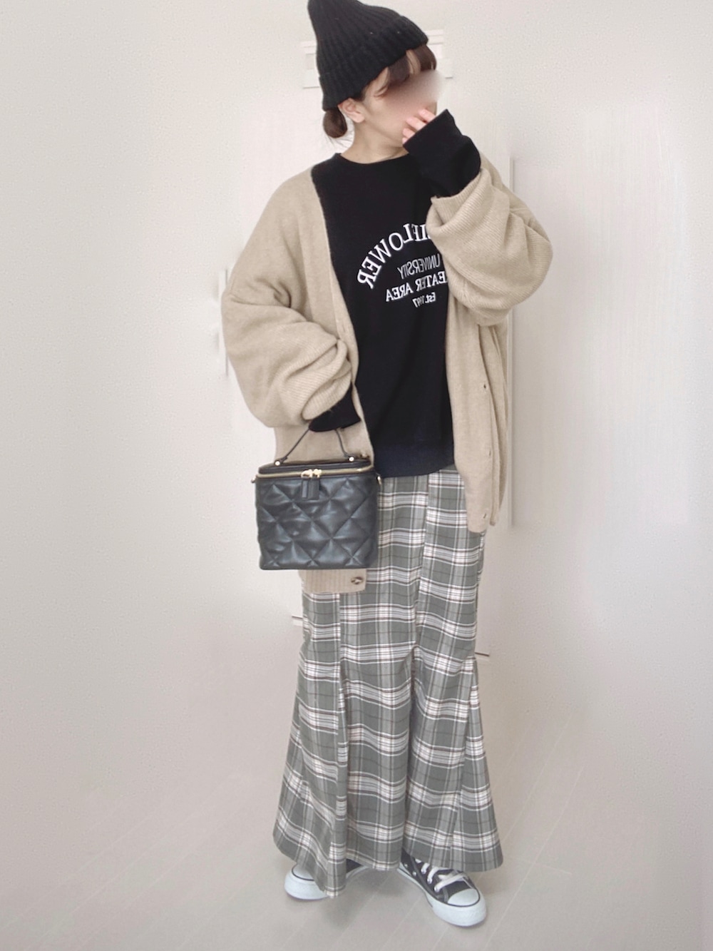 ベージュ系のカーディガン/ボレロ、ブラック系のスウェット、ブラック系のショルダーバッグを着用したレディースの冬コーディネートの2枚目の写真